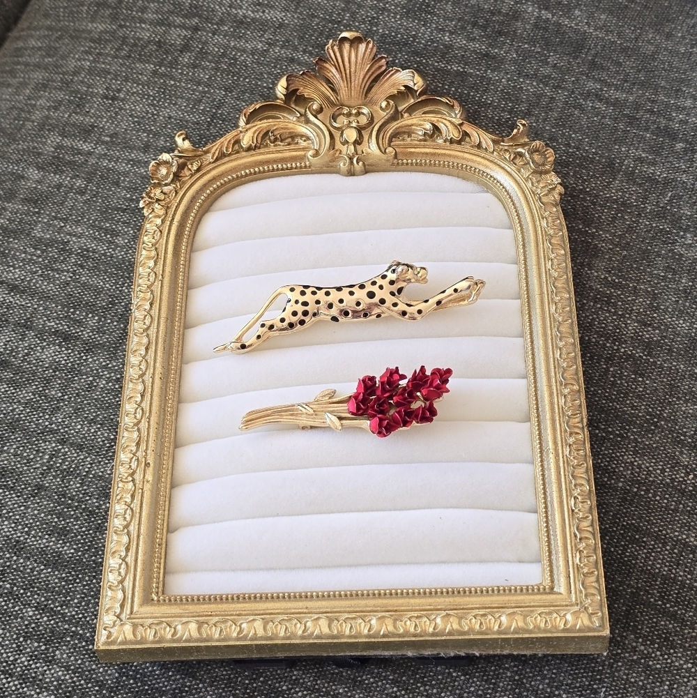 Vintage Danbury Mint Pin 1997 Avon Dozen Red Roses Bouquet Brooch Jaguar Brooch - Picture 3 of 5